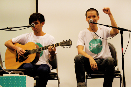 Kacha and his fans in the birthday party held at King Chulalongkorn Memorial hospital