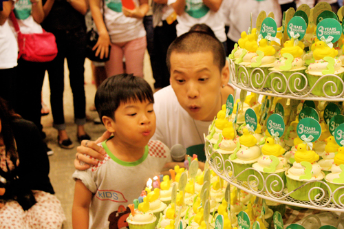 Kacha and his fans in the birthday party held at King Chulalongkorn Memorial hospital