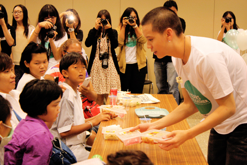 Kacha and his fans in the birthday party held at King Chulalongkorn Memorial hospital