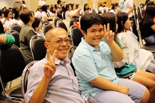 Kacha and his fans in the birthday party held at King Chulalongkorn Memorial hospital