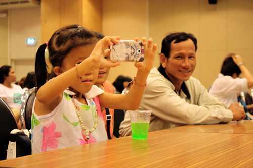 Kacha and his fans in the birthday party held at King Chulalongkorn Memorial hospital