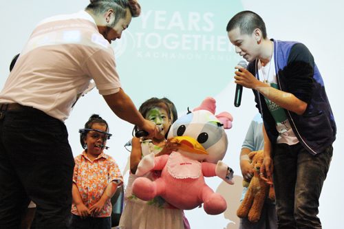 Kacha and his fans in the birthday party held at King Chulalongkorn Memorial hospital