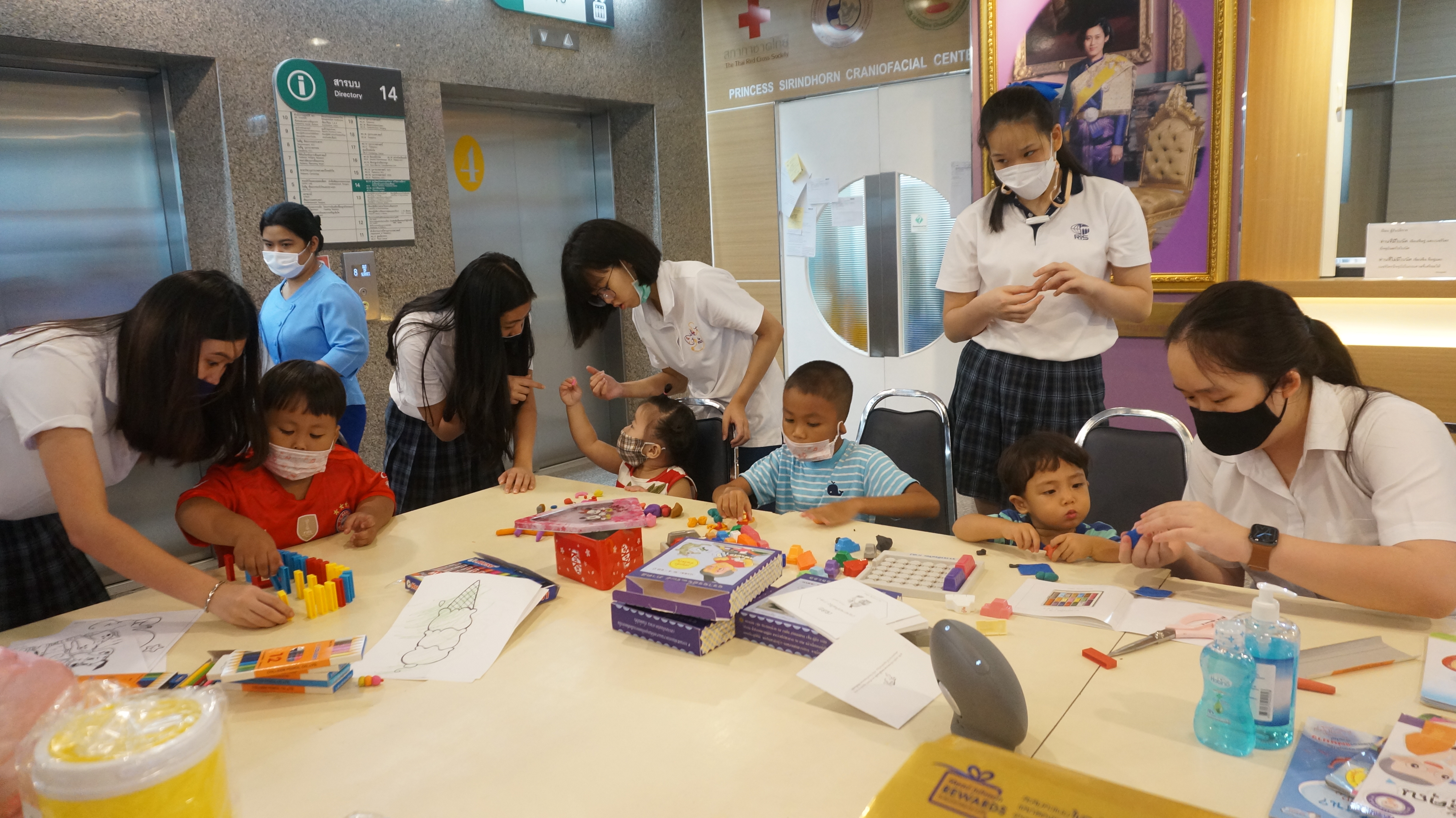 Funday Monday กิจกรรมสันทนาการระหว่างผู้ป่วยเด็กที่มารอรับการตรวจที่ศูนย์สมเด็จพระเทพรัตนฯ แก้ไขความพิการบนใบหน้าและศีรษะ โรงพยาบาลจุฬาลงกรณ์ สภากาชาดไทย