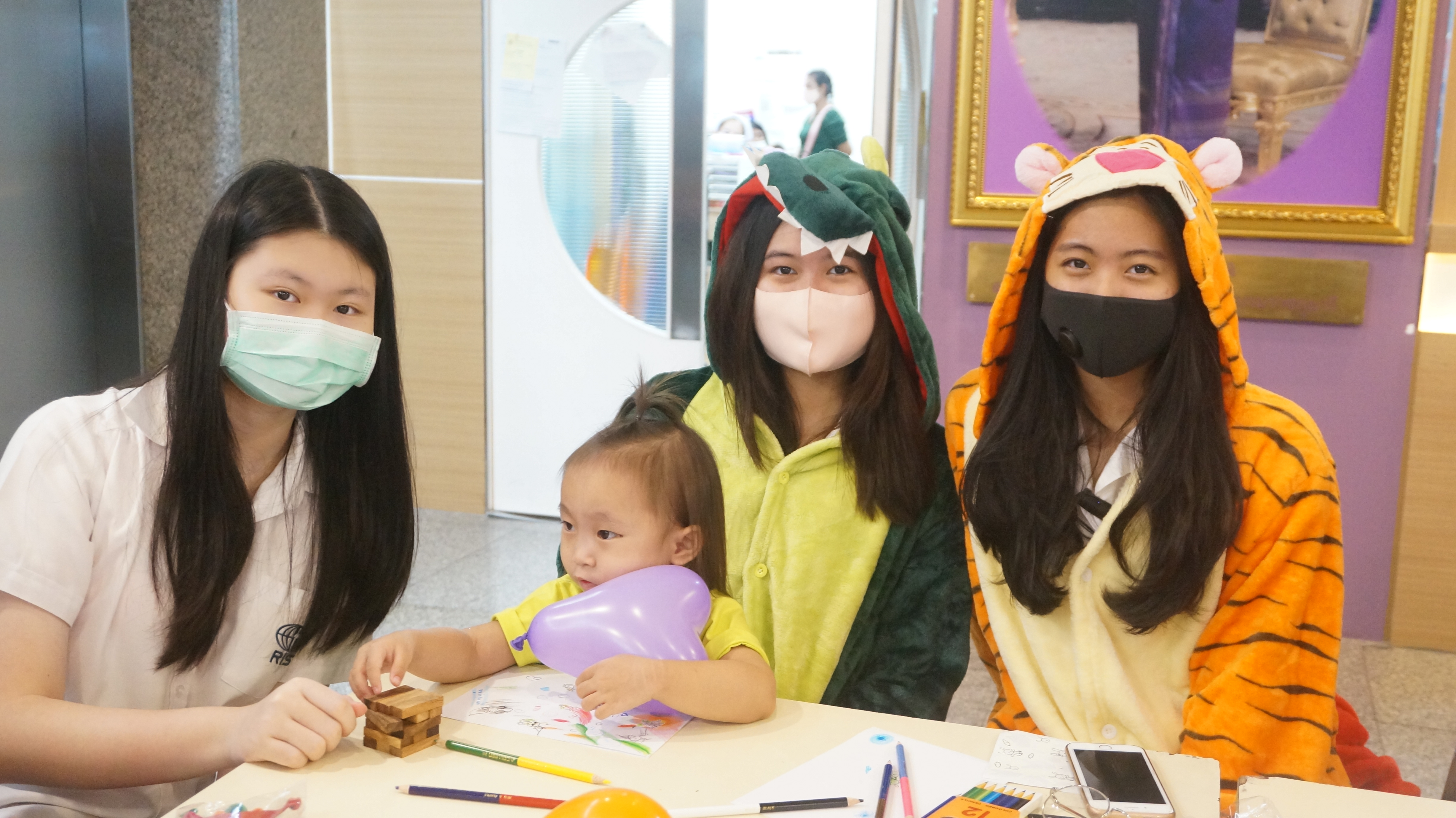 Funday Monday กิจกรรมสันทนาการระหว่างผู้ป่วยเด็กที่มารอรับการตรวจที่ศูนย์สมเด็จพระเทพรัตนฯ แก้ไขความพิการบนใบหน้าและศีรษะ โรงพยาบาลจุฬาลงกรณ์ สภากาชาดไทย