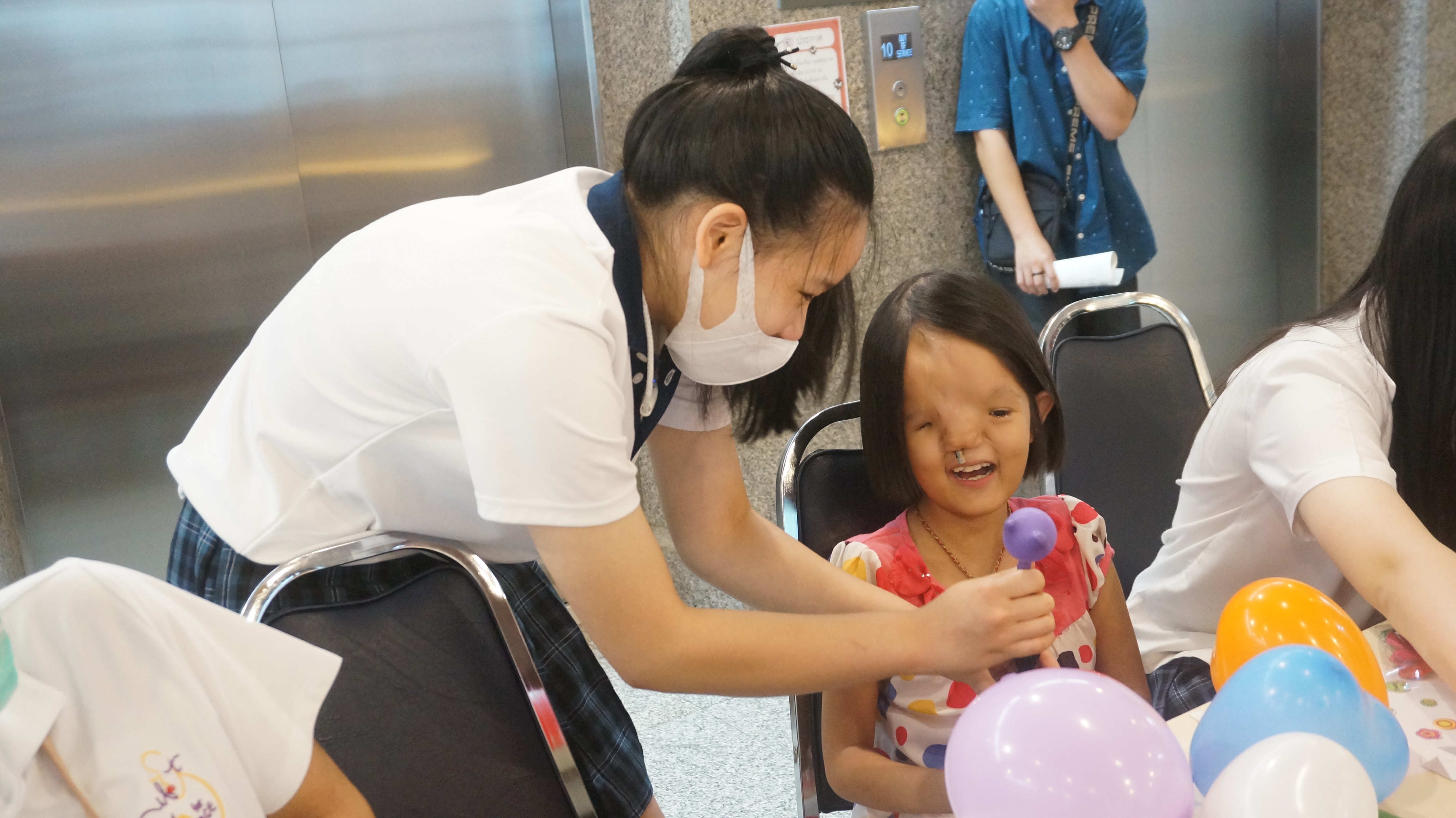 Funday Monday กิจกรรมสันทนาการระหว่างผู้ป่วยเด็กที่มารอรับการตรวจที่ศูนย์สมเด็จพระเทพรัตนฯ แก้ไขความพิการบนใบหน้าและศีรษะ โรงพยาบาลจุฬาลงกรณ์ สภากาชาดไทย