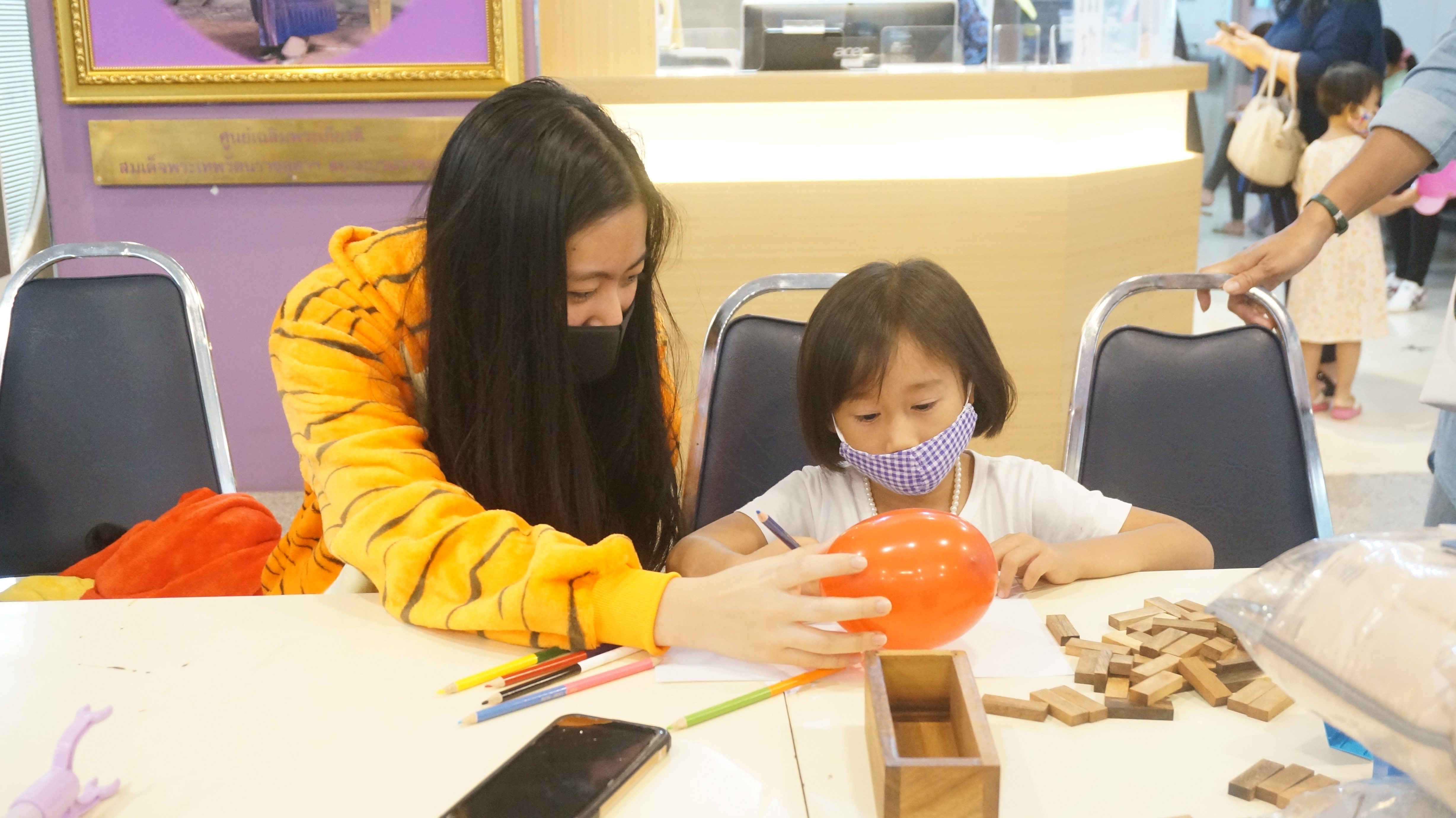 Funday Monday กิจกรรมสันทนาการระหว่างผู้ป่วยเด็กที่มารอรับการตรวจที่ศูนย์สมเด็จพระเทพรัตนฯ แก้ไขความพิการบนใบหน้าและศีรษะ โรงพยาบาลจุฬาลงกรณ์ สภากาชาดไทย