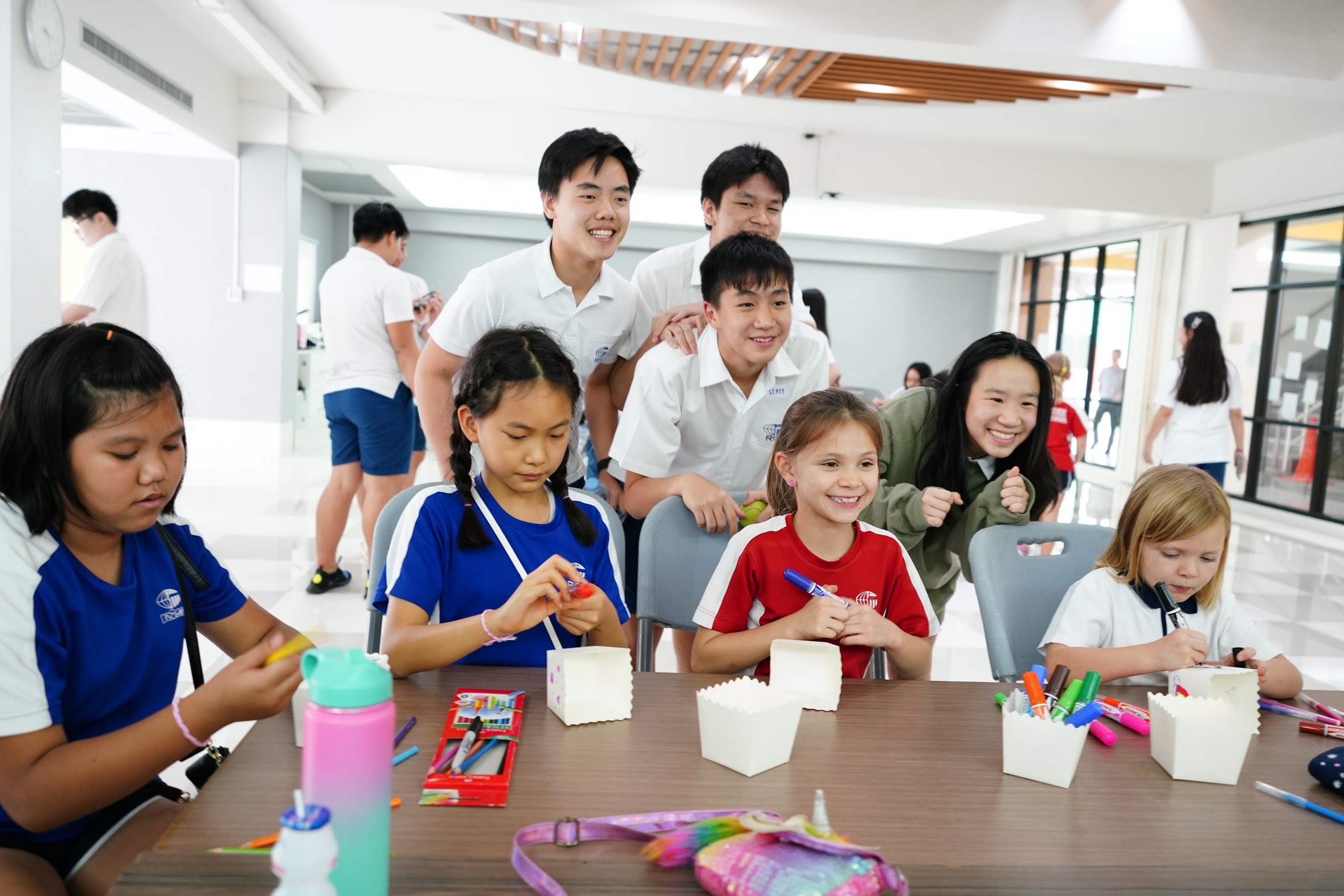 Game night จัดขึ้นให้กับชั้นเด็กเล็กในโรงเรียนร่วมฤดี จุดมุ่งหมายของกิจกรรมนี้คือการส่งเสริมการทำงานร่วมกันเป็นทีม พัฒนาความคิดสร้างสรรค์ การฟัง การคิดเชิงบวก และสามารถช่วยเหลือผู้อื่นด้วยพลังของตนเอง เพื่อศูนย์สมเด็จพระเทพรัตนฯ แก้ไขความพิการบนใบหน้าและศีรษะ โรงพยาบาลจุฬาลงกรณ์ สภากาชาดไทย